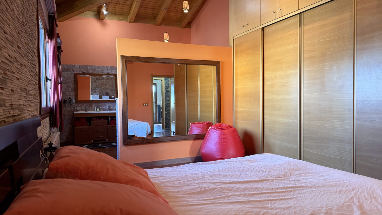 Exclusiva villa de diseño mediterráneo que combina lujo, eficiencia energética y materiales de primera calidad.