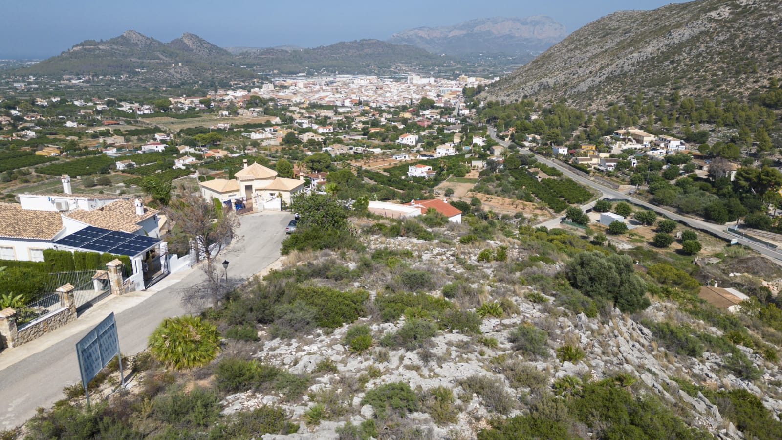 Chalet de obra nueva con 4 dormitorios y 4 baños con sol todo el año