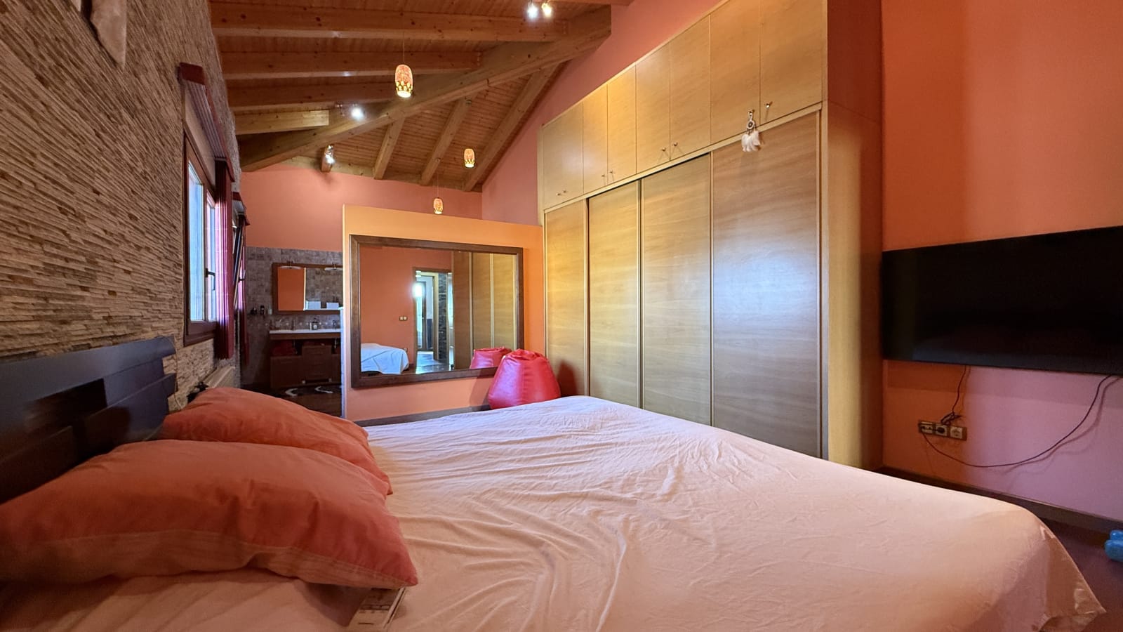 Exclusiva villa de diseño mediterráneo que combina lujo, eficiencia energética y materiales de primera calidad.