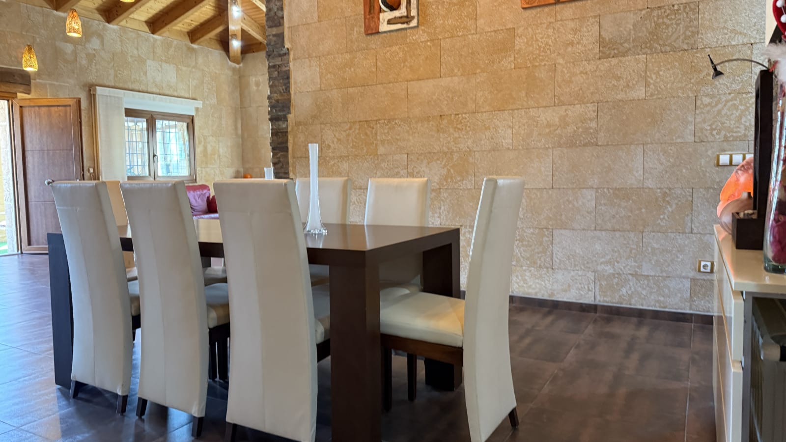 Exclusiva villa de diseño mediterráneo que combina lujo, eficiencia energética y materiales de primera calidad.