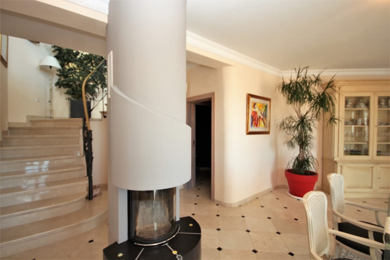 Fantástica villa con vistas al mar, 5 dormitorios, 4 baños, 425 m2 de superficie habitable, 300 m2 de terrazas.