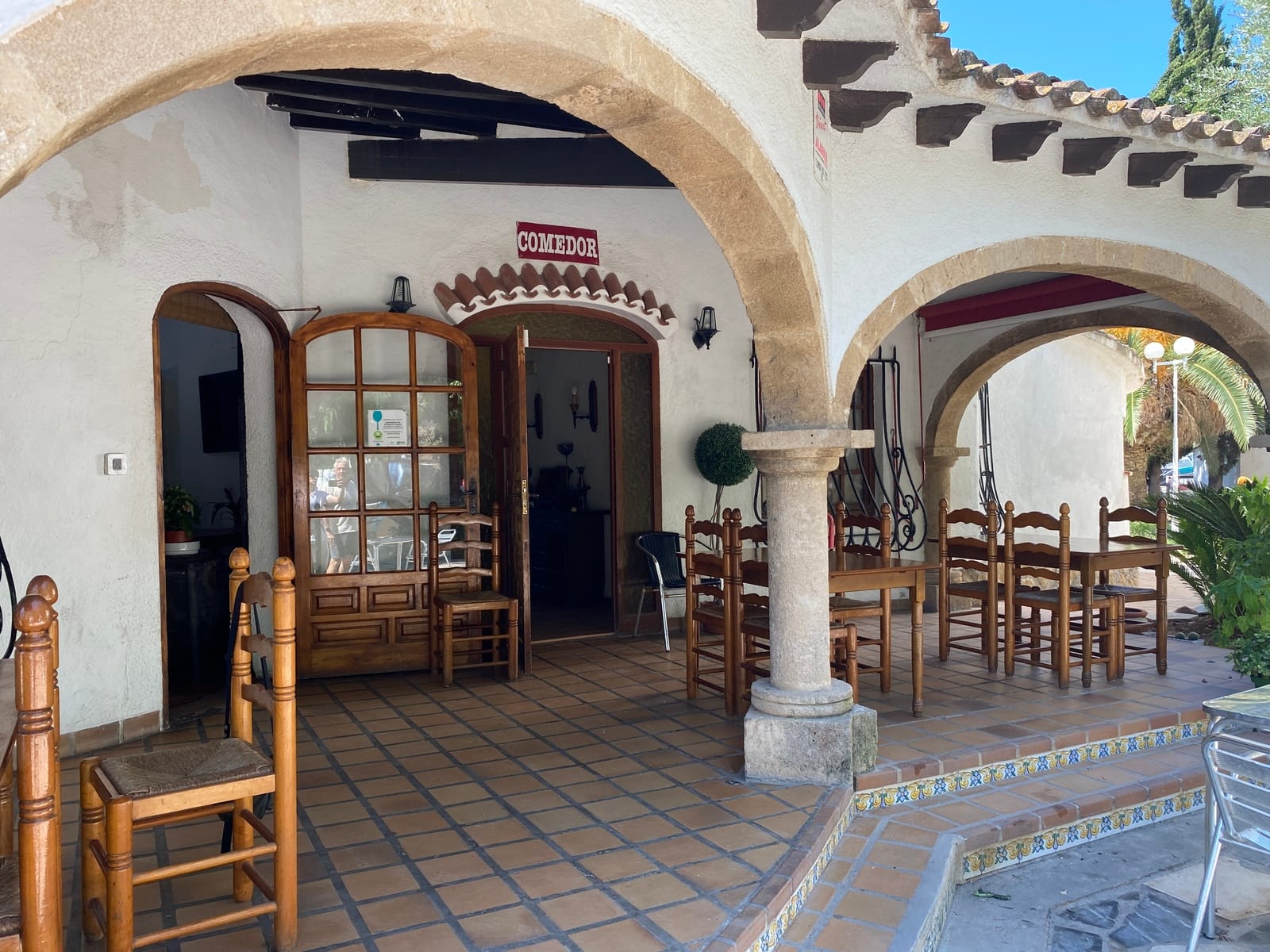 Restaurante con piscina, gran parcela en excelente ubicación, vivienda, garaje y más.