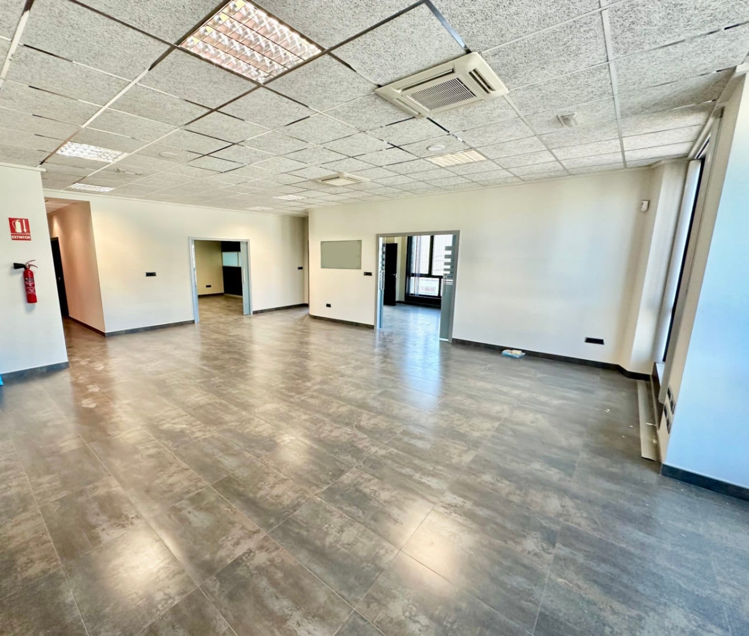 Local con oficinas en Pego