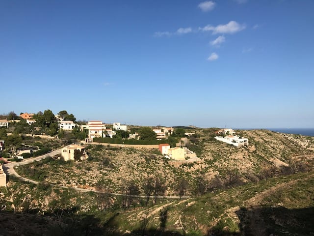 Parcela privada en un lugar soleado y con impresionantes vistas al mar