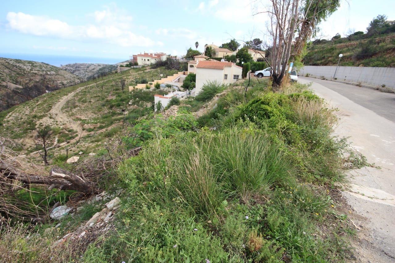 Parcela privada en un lugar soleado y con impresionantes vistas al mar