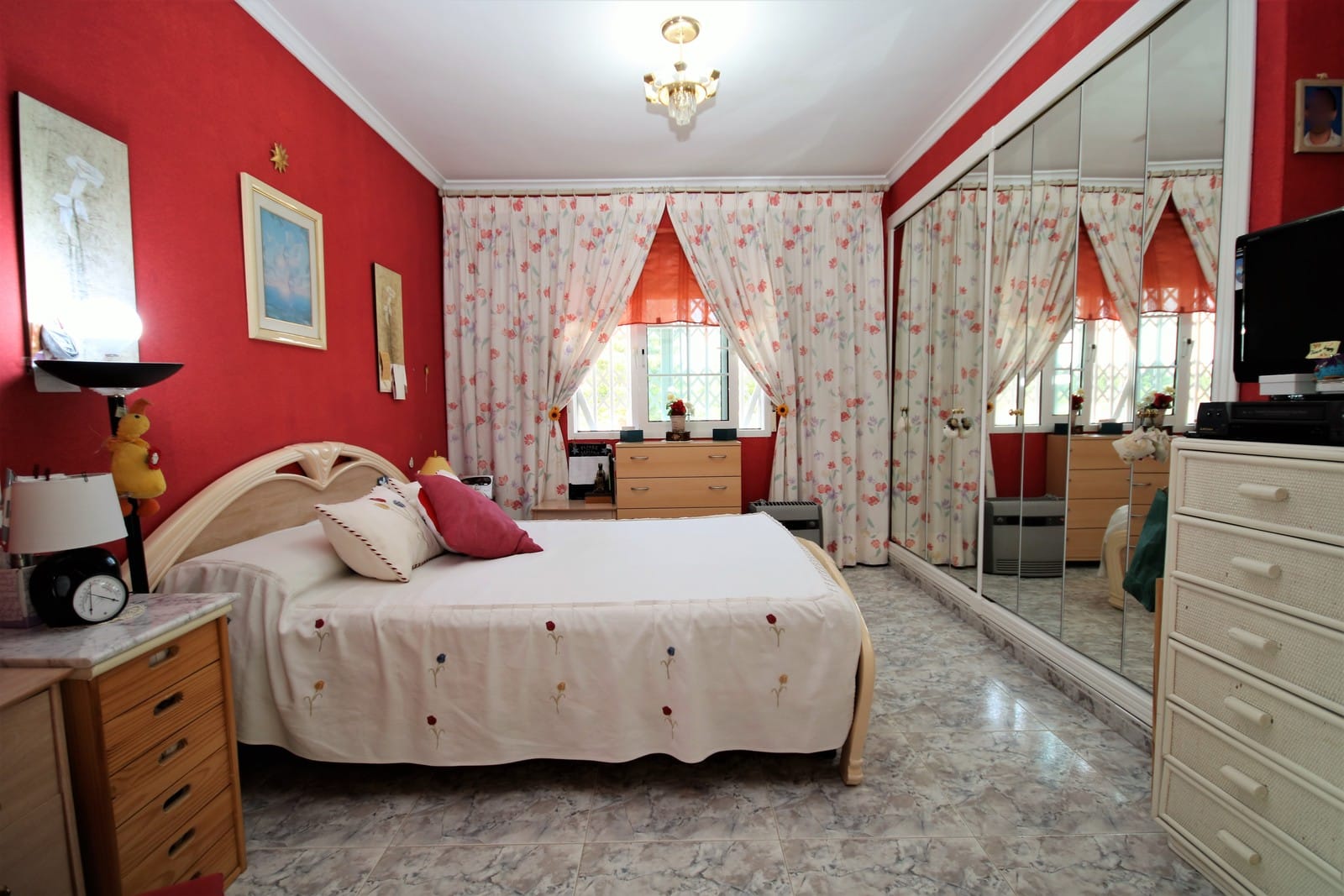 Espectacular Villa de 4 dormitorios con piscina de grandes dimensiones en una parcela muy privada y cerca de la playa