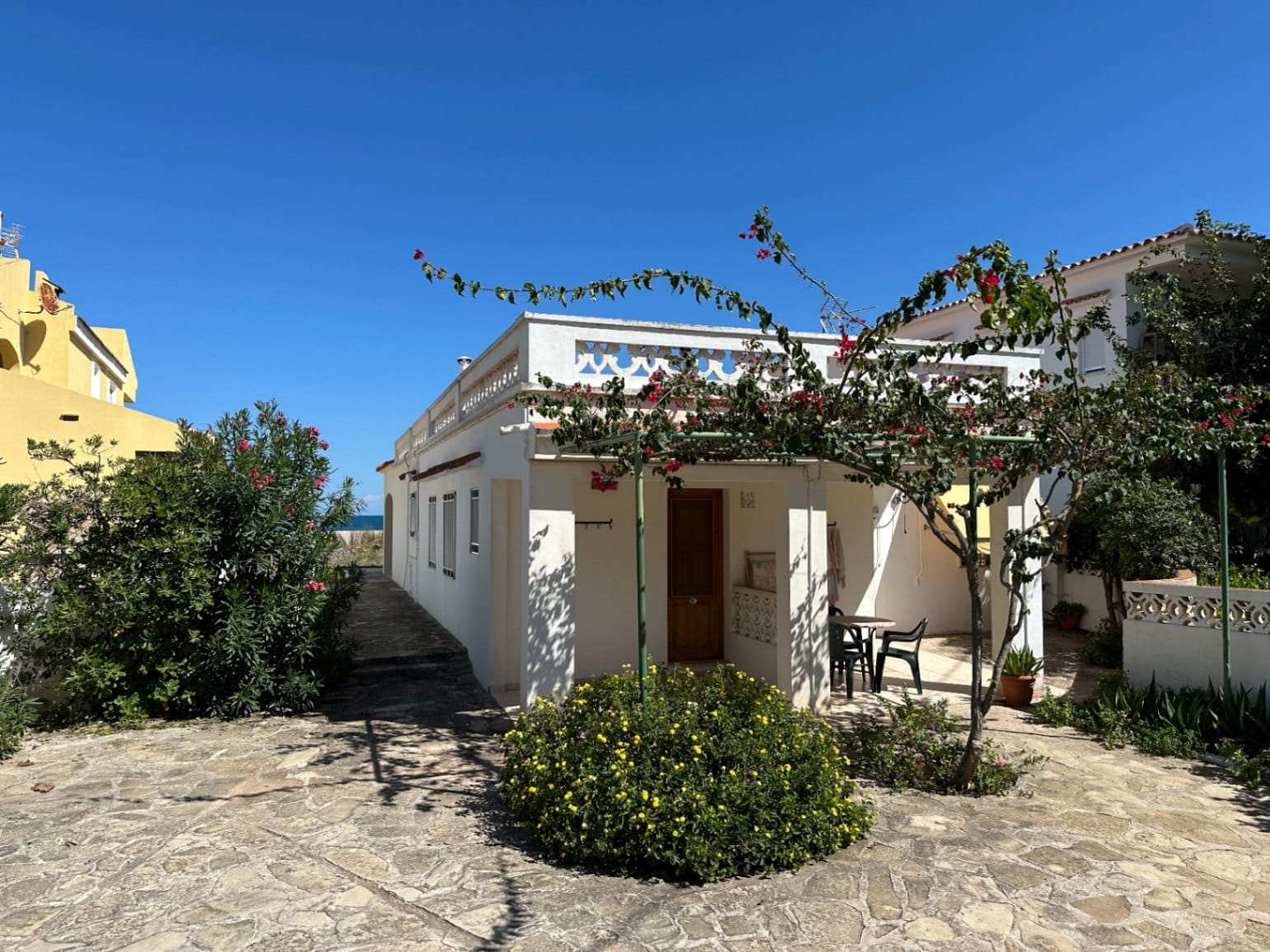 Chalet con 2 viviendas en 1ª linea de playa en Denia