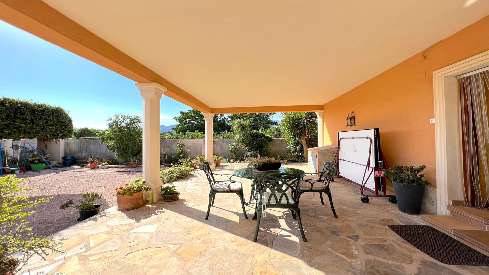 Villa de 4 dormitorios con una gran terraza XXL, gran piscina, casa de barbacoa con una cocina de verano, jardín con árboles frutales.