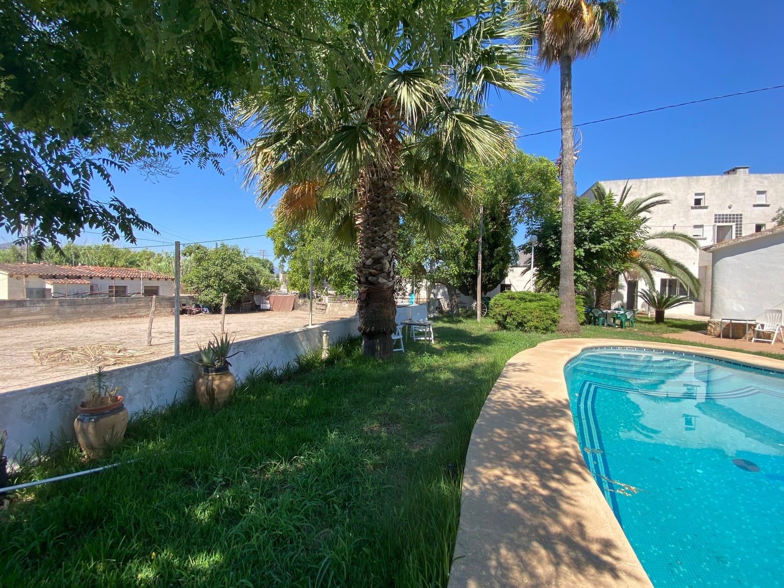 Restaurante con piscina, gran parcela en excelente ubicación, vivienda, garaje y más.