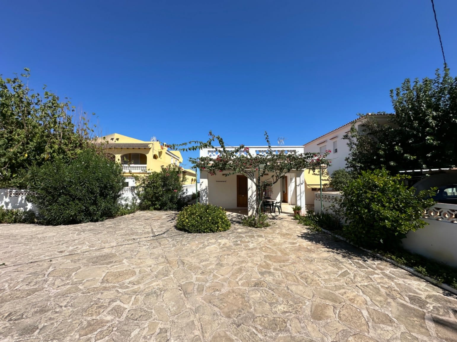 Chalet con 2 viviendas en 1ª linea de playa en Denia