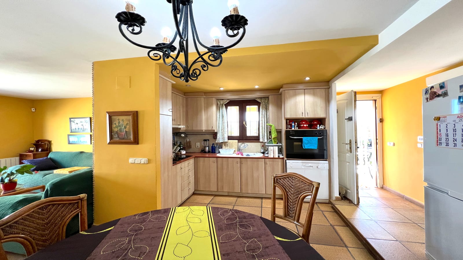 Villa de 4 dormitorios con una gran terraza XXL, gran piscina, casa de barbacoa con una cocina de verano, jardín con árboles frutales.