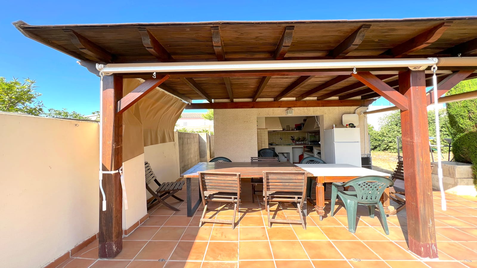 Villa de 4 dormitorios con una gran terraza XXL, gran piscina, casa de barbacoa con una cocina de verano, jardín con árboles frutales.