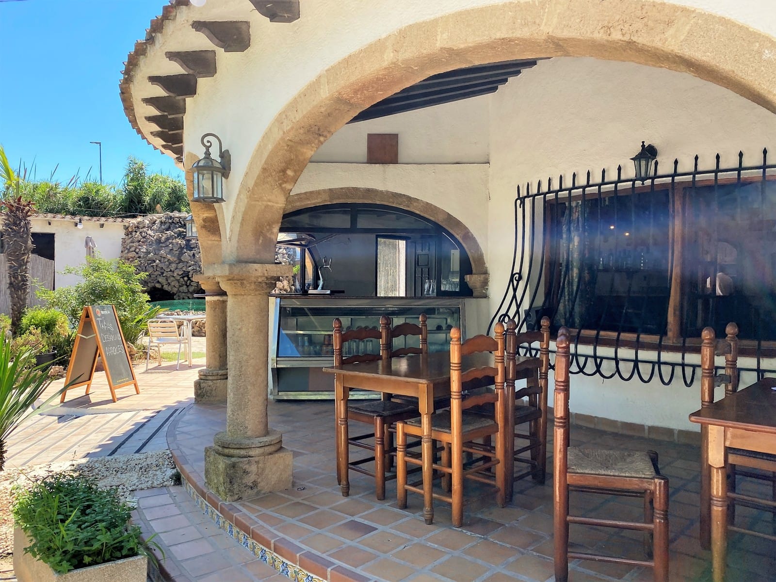 Restaurante con piscina, gran parcela en excelente ubicación, vivienda, garaje y más.