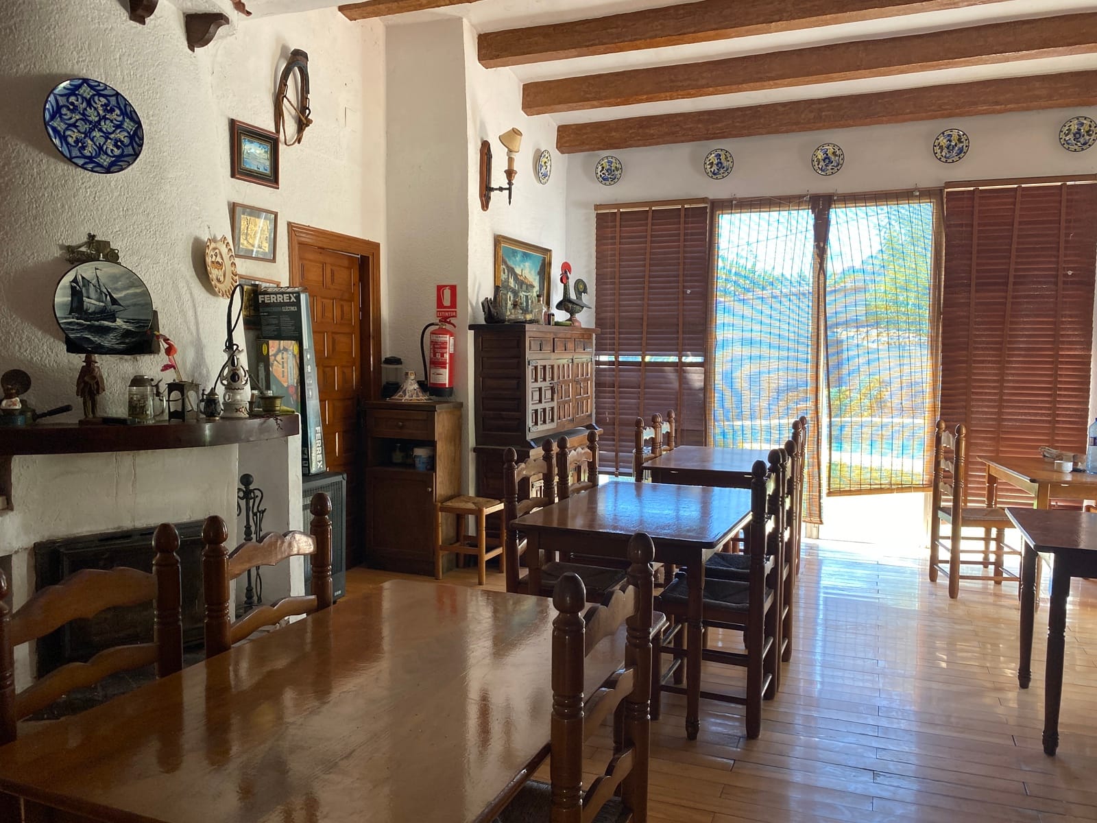 Restaurante con piscina, gran parcela en excelente ubicación, vivienda, garaje y más.