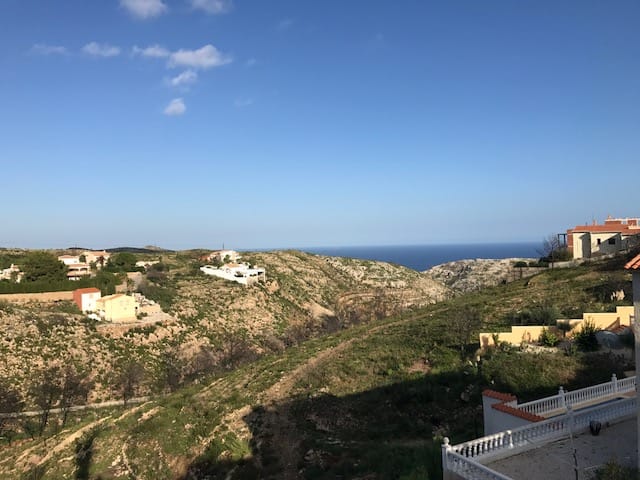 Parcela privada en un lugar soleado y con impresionantes vistas al mar