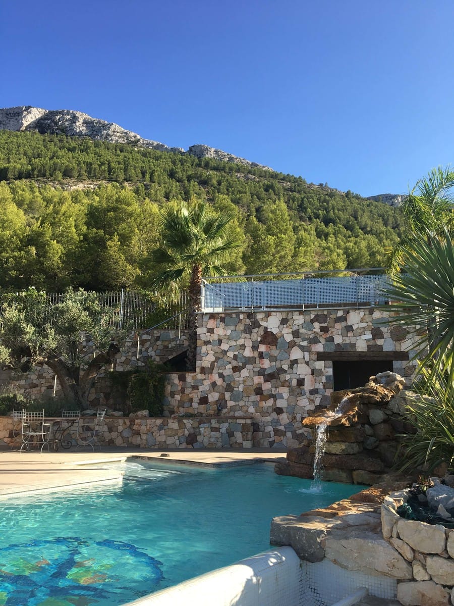 Chalet moderno combinado con estilo rústico en Denia con vistas al mar espectaculares