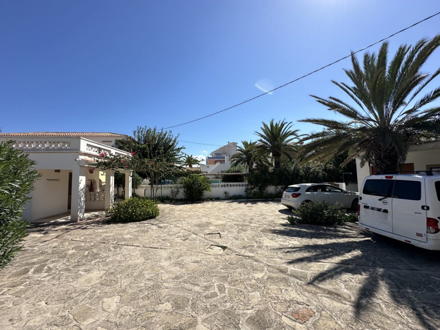 Chalet con 2 viviendas en 1ª linea de playa en Denia