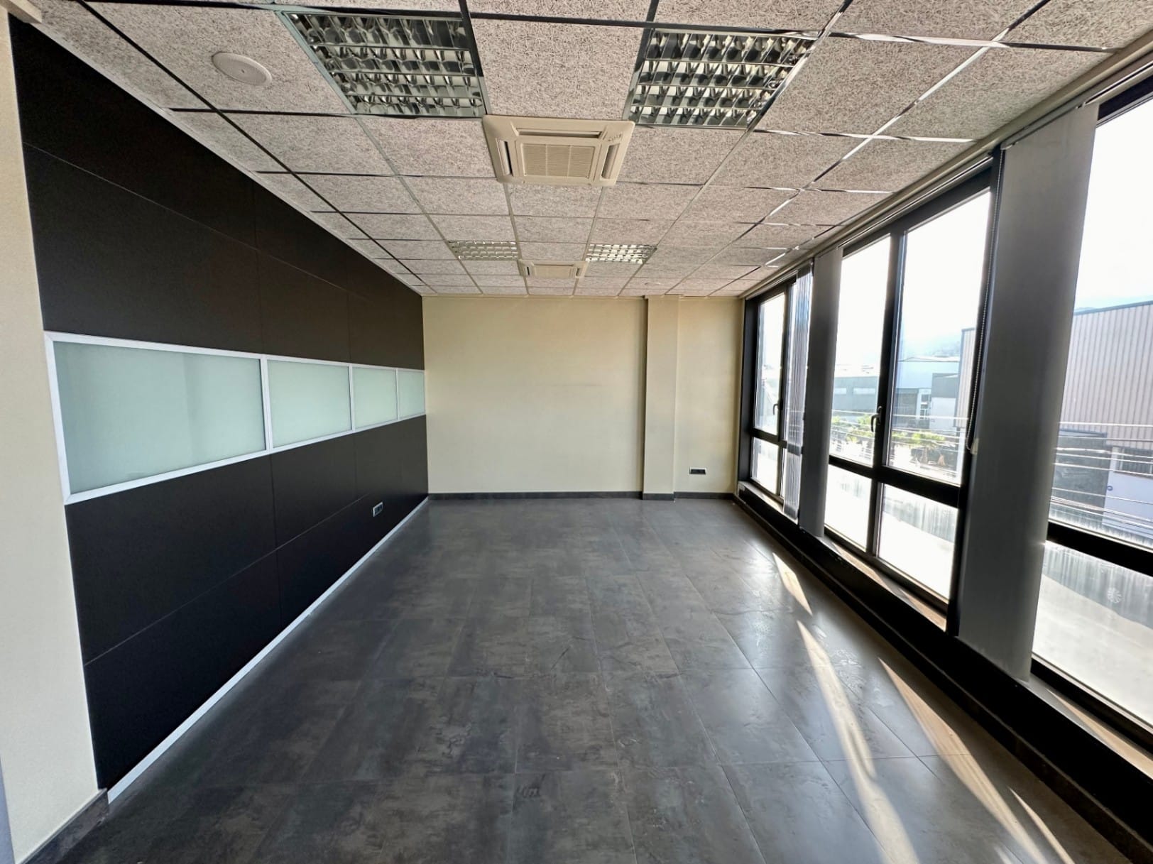 Local con oficinas en Pego