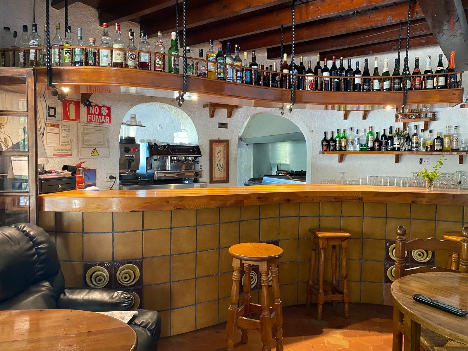Restaurante con piscina, gran parcela en excelente ubicación, vivienda, garaje y más.