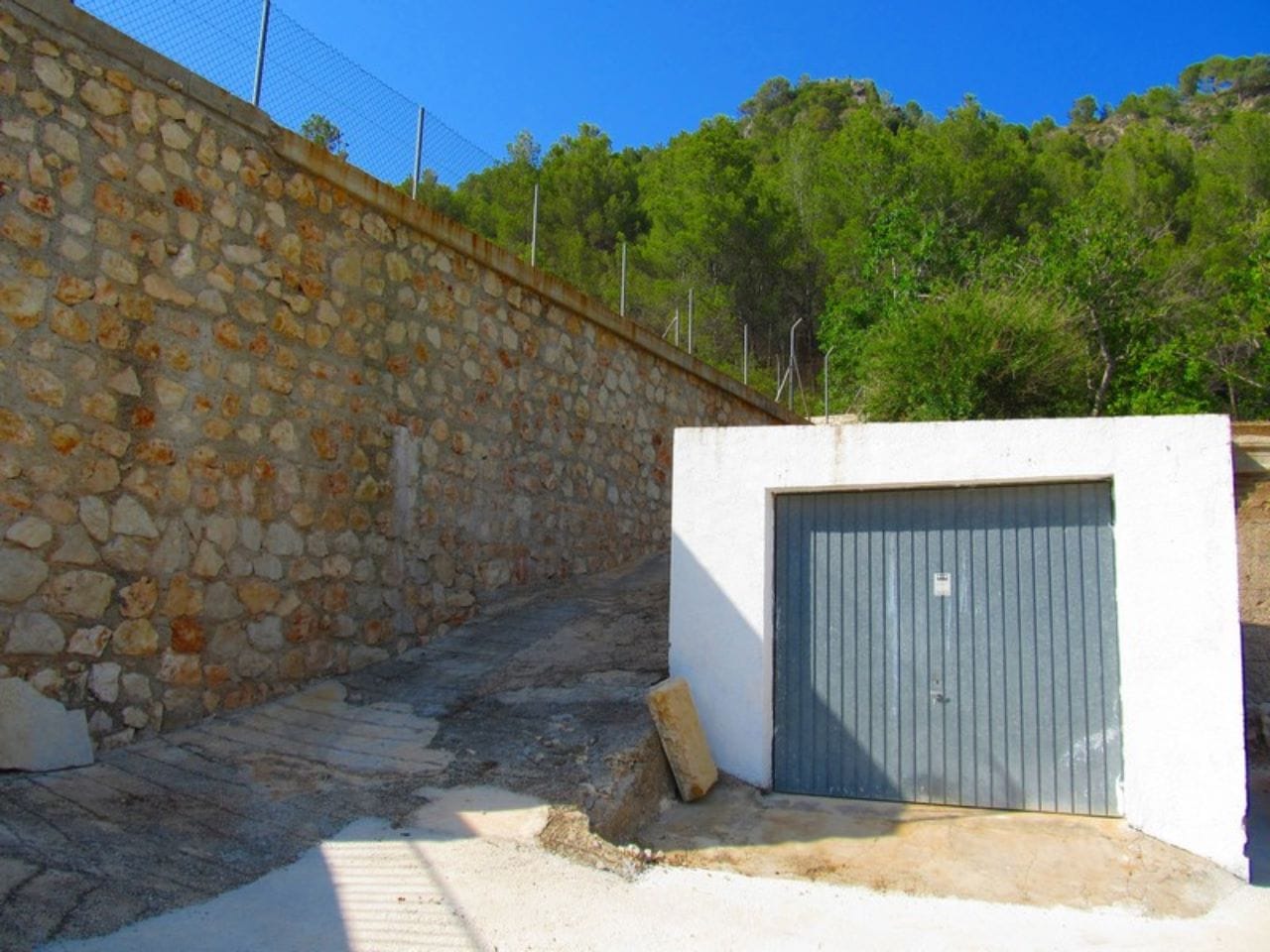 Finca con plantacion de aguacates en Forna