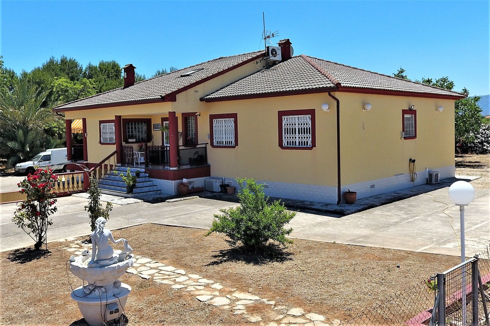 Espectacular Villa de 4 dormitorios con piscina de grandes dimensiones en una parcela muy privada y cerca de la playa