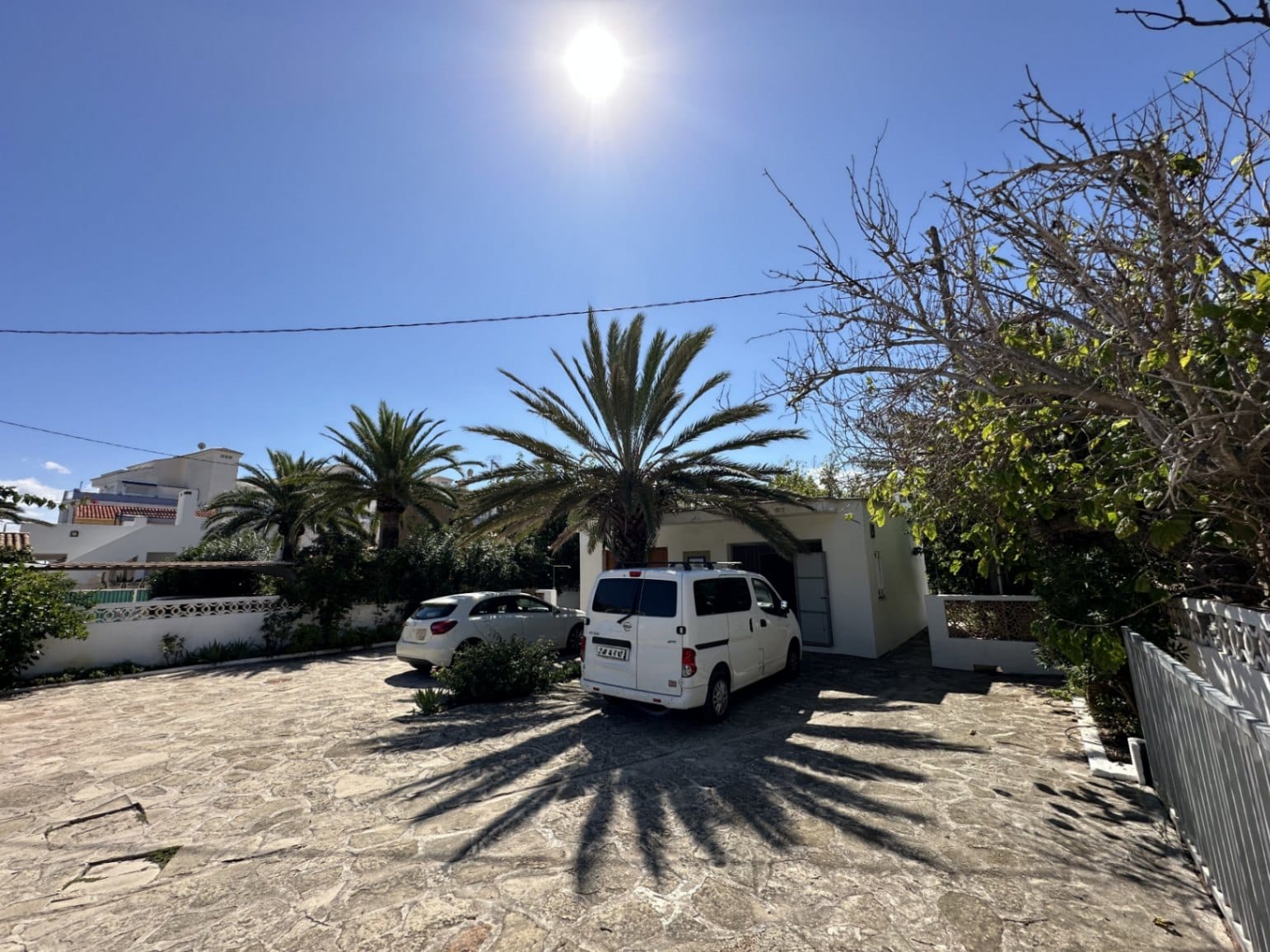 Chalet con 2 viviendas en 1ª linea de playa en Denia