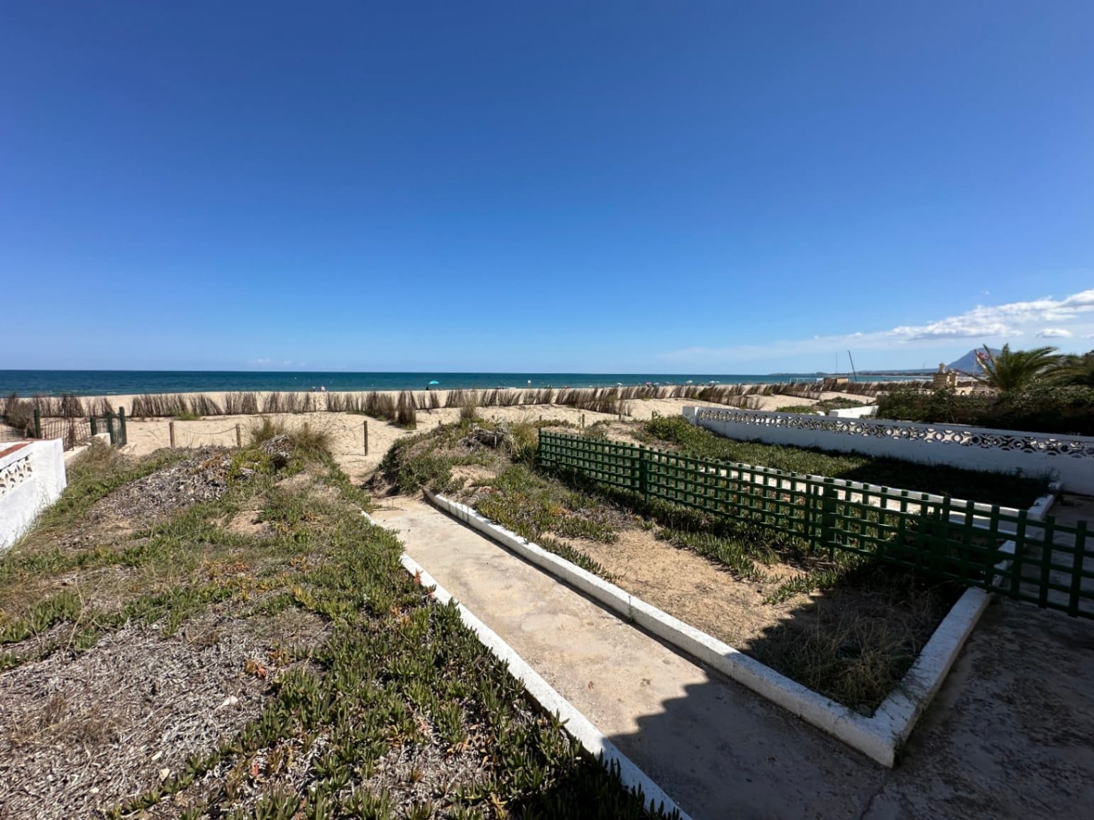 Chalet con 2 viviendas en 1ª linea de playa en Denia