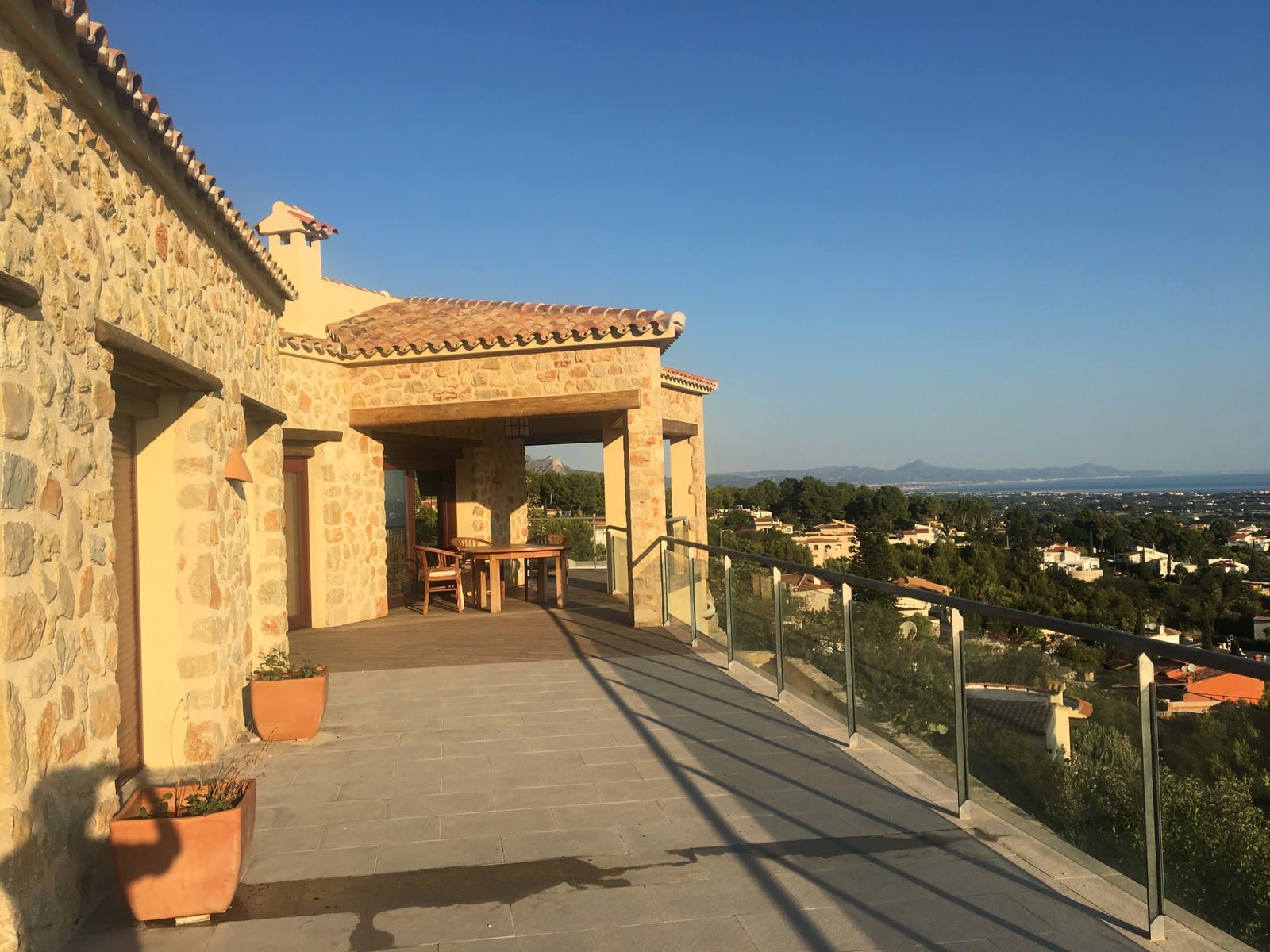 Chalet moderno combinado con estilo rústico en Denia con vistas al mar espectaculares