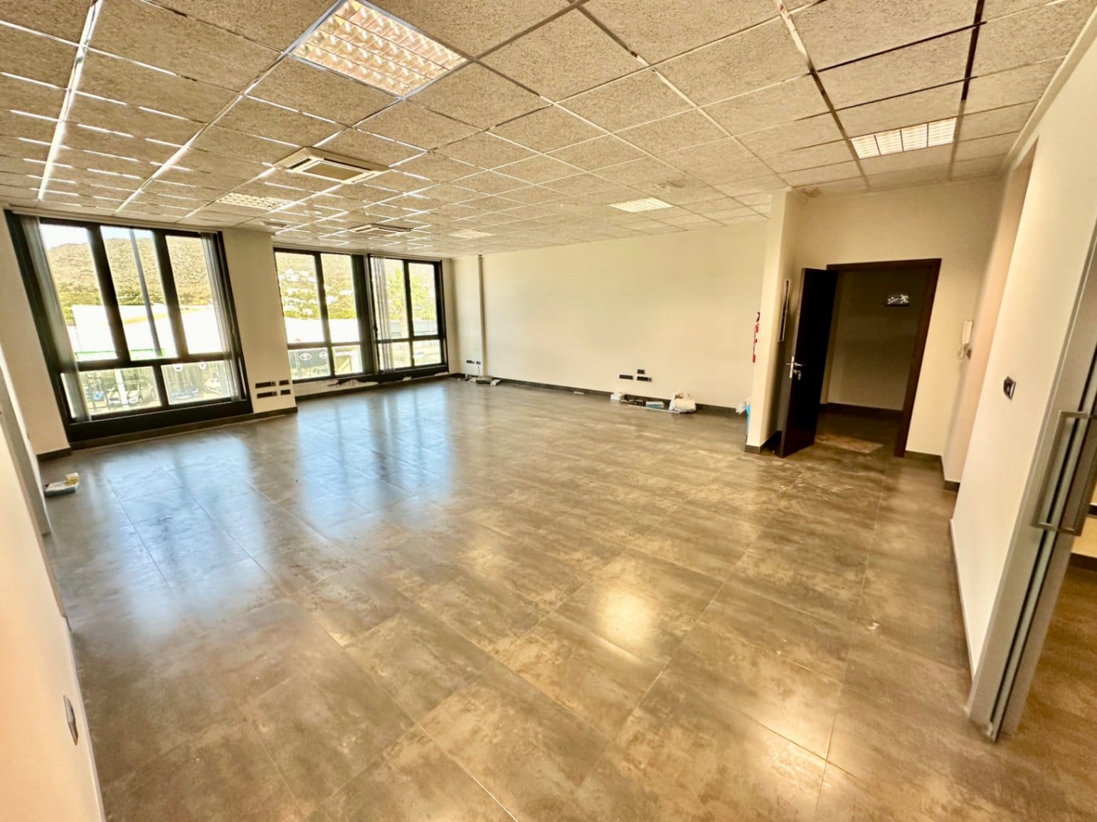 Local con oficinas en Pego