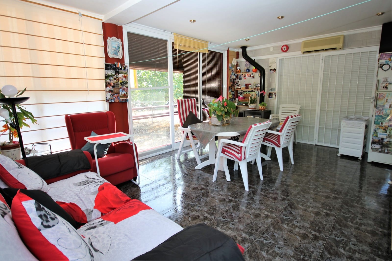 Espectacular Villa de 4 dormitorios con piscina de grandes dimensiones en una parcela muy privada y cerca de la playa