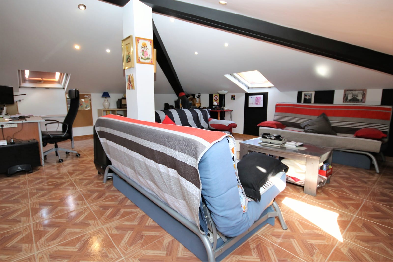 Espectacular Villa de 4 dormitorios con piscina de grandes dimensiones en una parcela muy privada y cerca de la playa