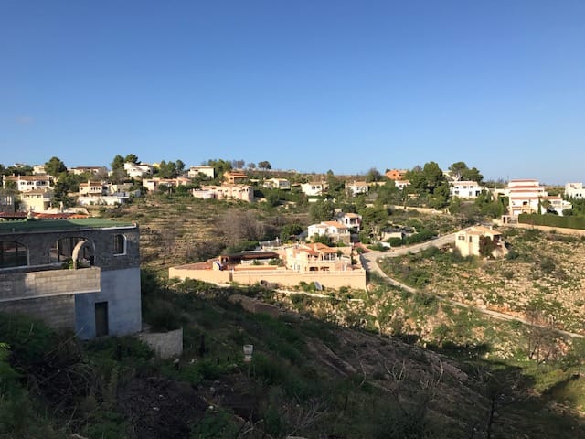 Parcela privada en un lugar soleado y con impresionantes vistas al mar