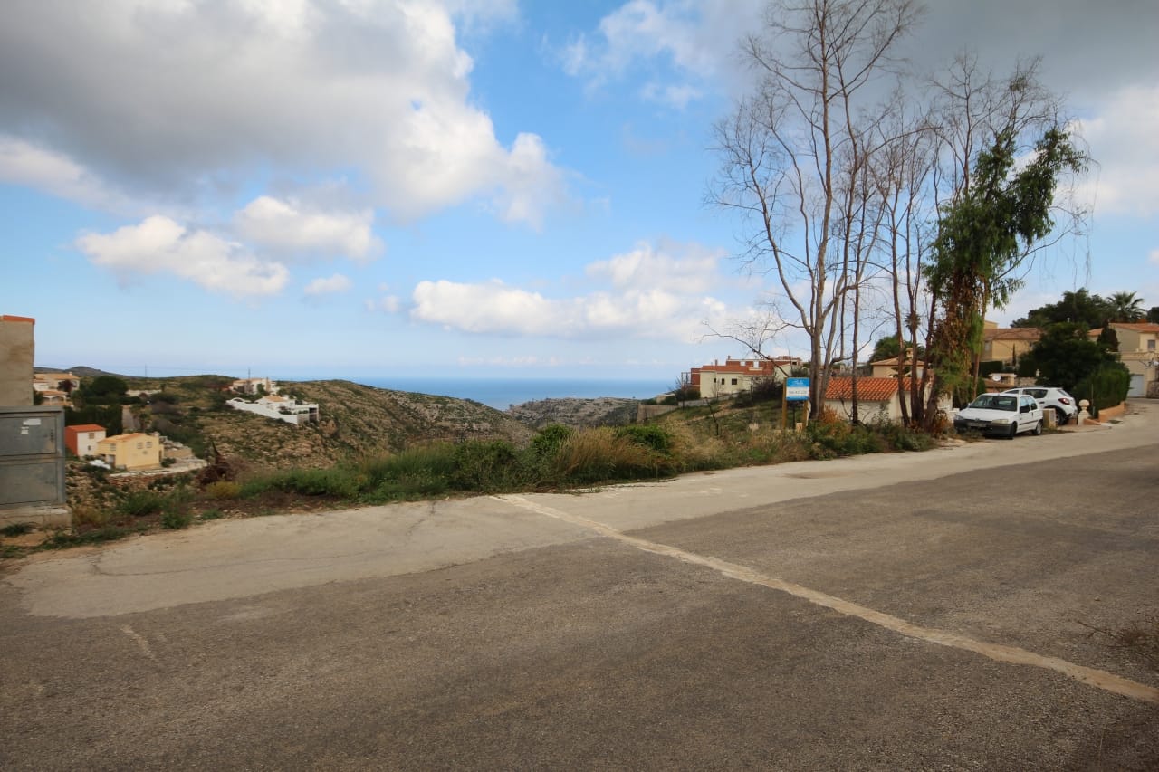 Parcela privada en un lugar soleado y con impresionantes vistas al mar