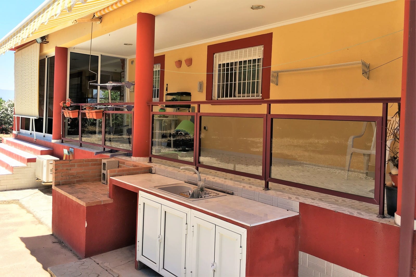 Espectacular Villa de 4 dormitorios con piscina de grandes dimensiones en una parcela muy privada y cerca de la playa
