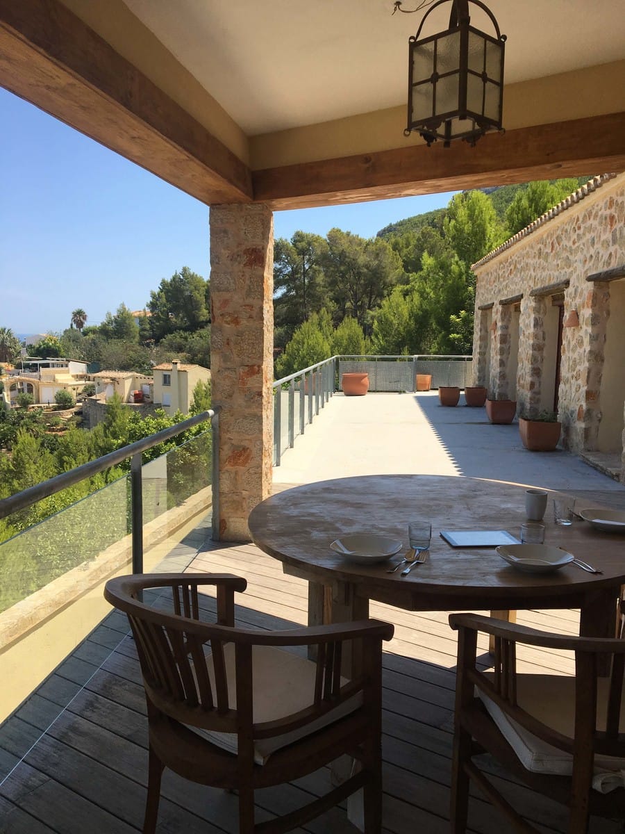 Chalet moderno combinado con estilo rústico en Denia con vistas al mar espectaculares
