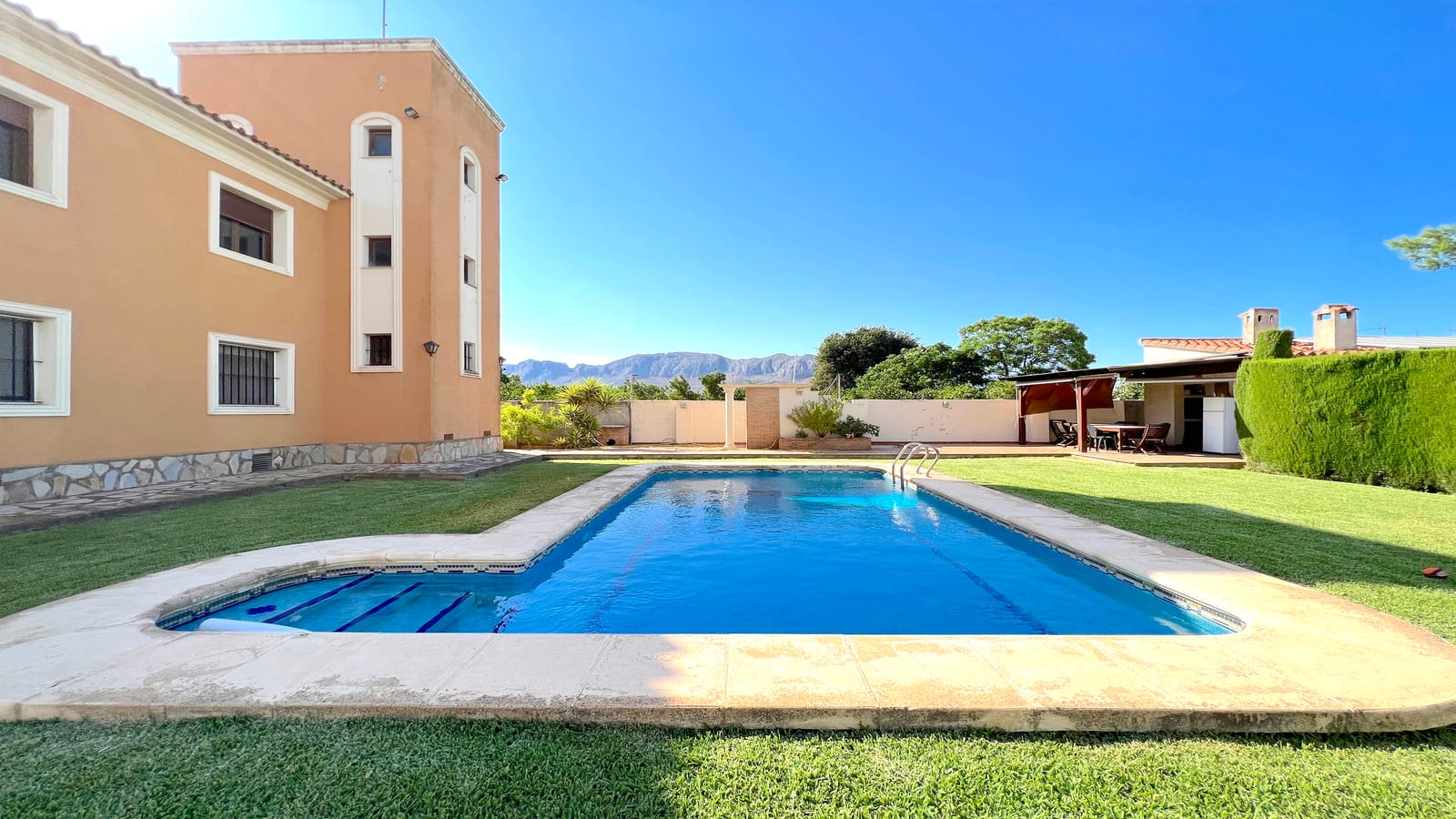 Villa de 4 dormitorios con una gran terraza XXL, gran piscina, casa de barbacoa con una cocina de verano, jardín con árboles frutales.