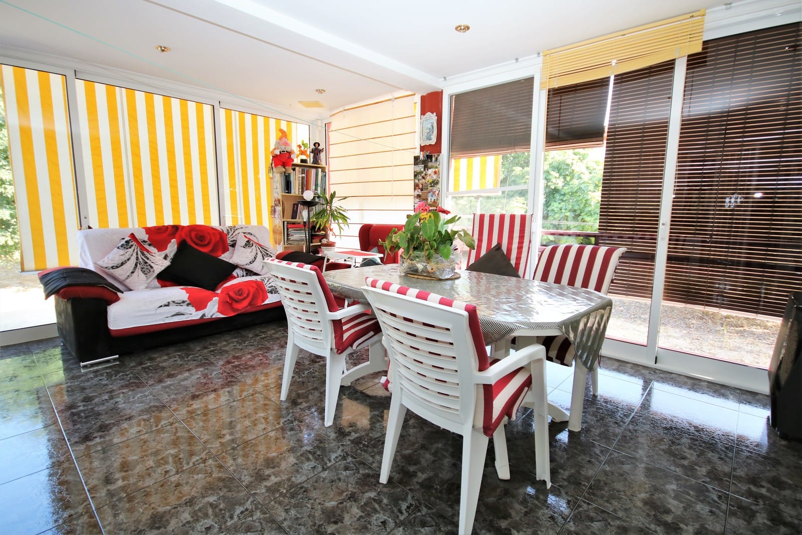 Espectacular Villa de 4 dormitorios con piscina de grandes dimensiones en una parcela muy privada y cerca de la playa
