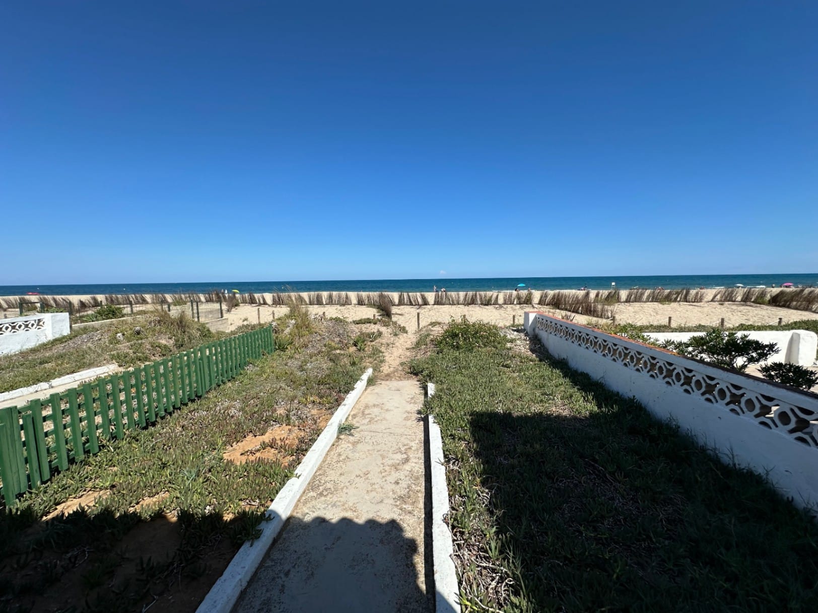 Chalet con 2 viviendas en 1ª linea de playa en Denia