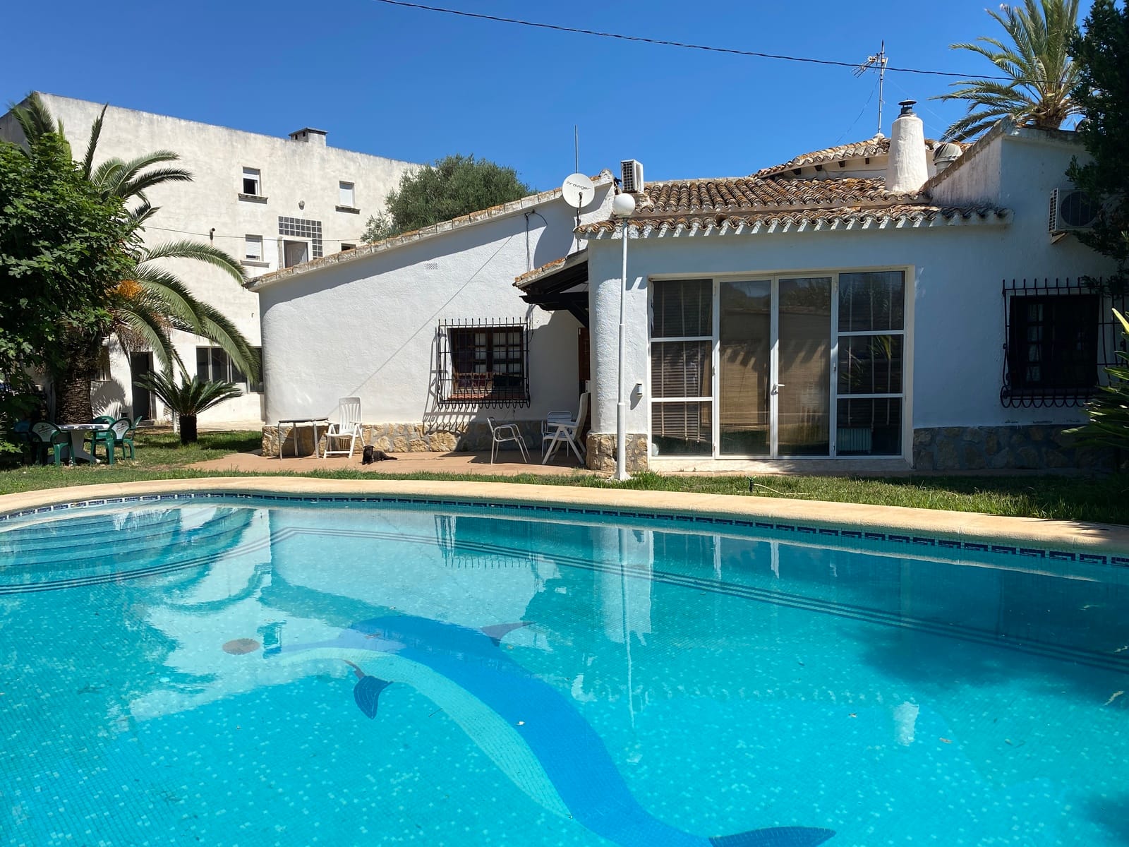 Restaurante con piscina, gran parcela en excelente ubicación, vivienda, garaje y más.