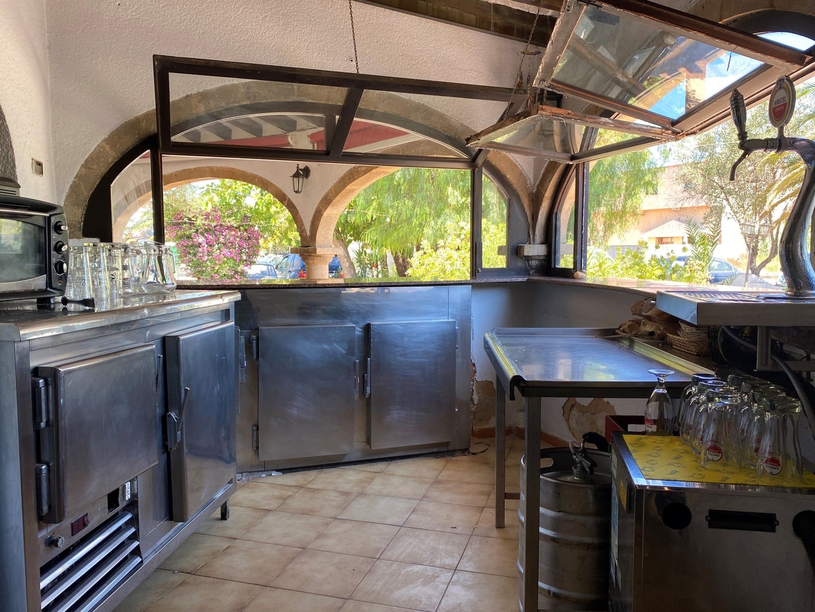 Restaurante con piscina, gran parcela en excelente ubicación, vivienda, garaje y más.