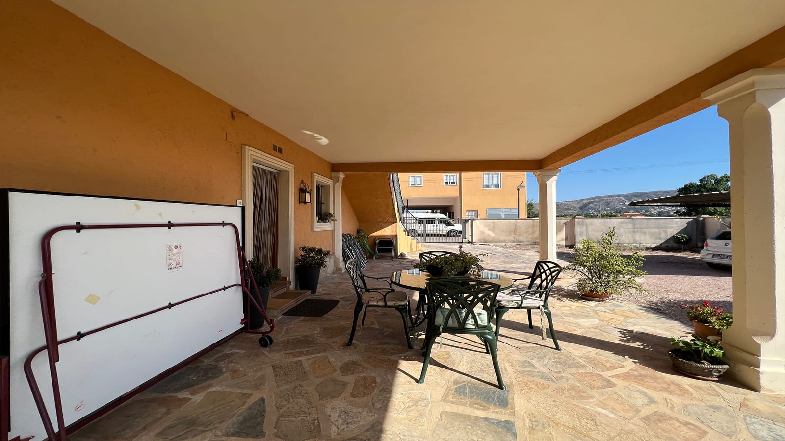 Villa de 4 dormitorios con una gran terraza XXL, gran piscina, casa de barbacoa con una cocina de verano, jardín con árboles frutales.
