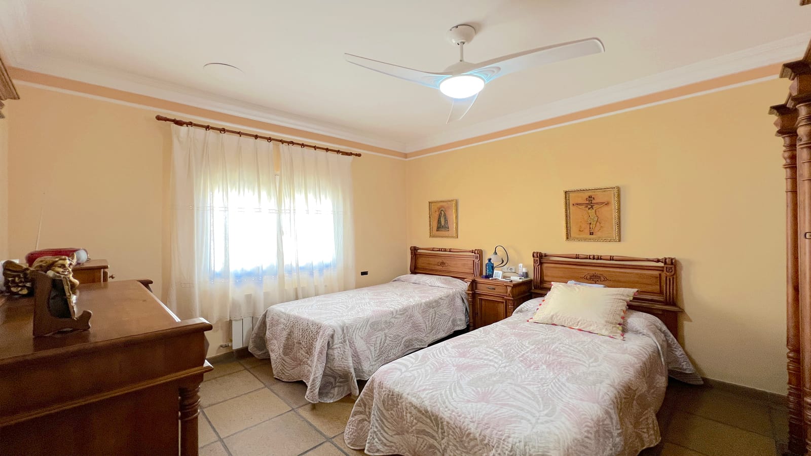 Villa de 4 dormitorios con una gran terraza XXL, gran piscina, casa de barbacoa con una cocina de verano, jardín con árboles frutales.