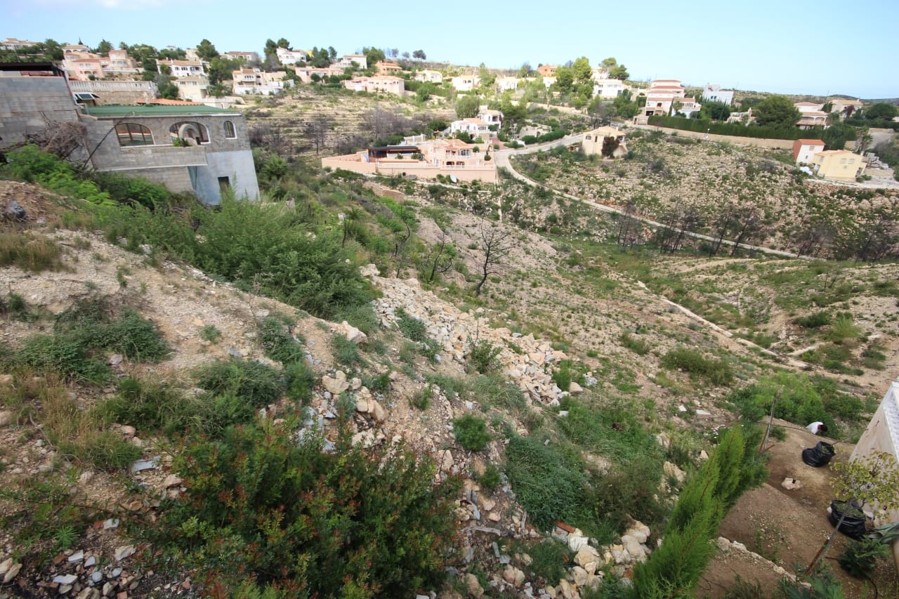 Parcela privada en un lugar soleado y con impresionantes vistas al mar