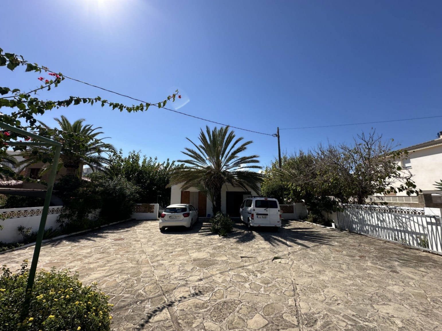 Chalet con 2 viviendas en 1ª linea de playa en Denia