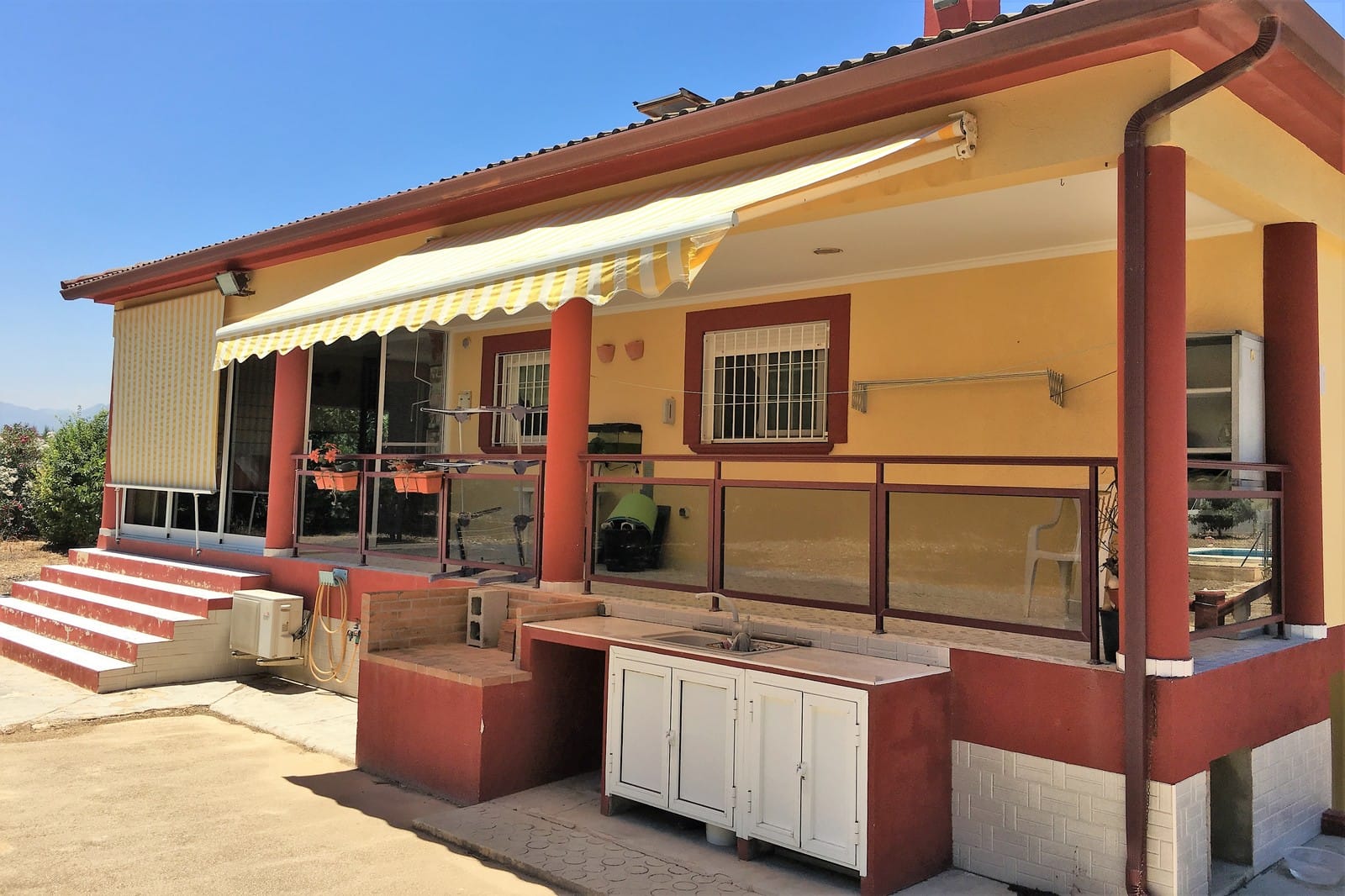 Espectacular Villa de 4 dormitorios con piscina de grandes dimensiones en una parcela muy privada y cerca de la playa