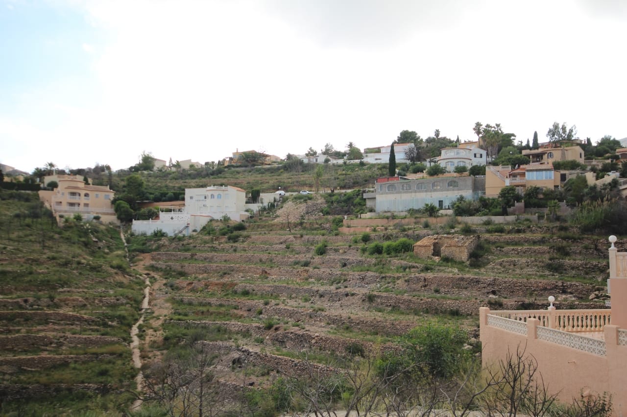 Parcela privada en un lugar soleado y con impresionantes vistas al mar