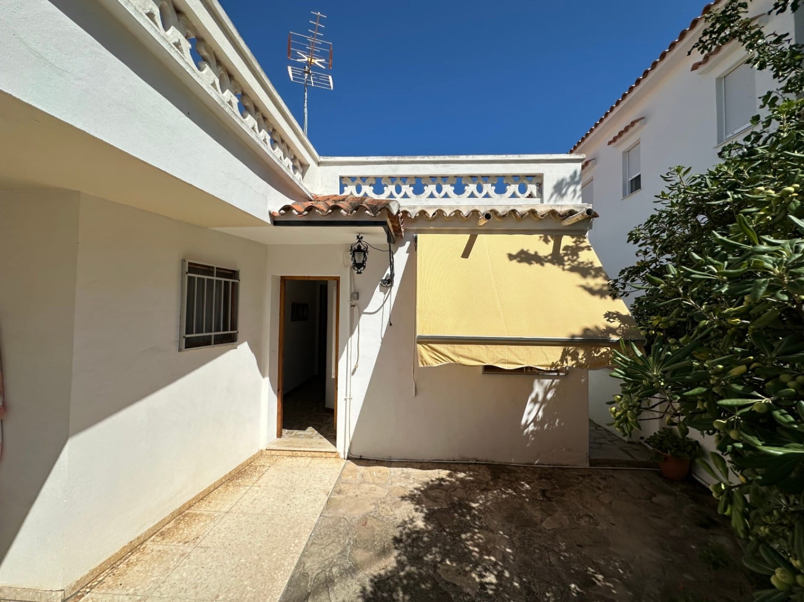 Chalet con 2 viviendas en 1ª linea de playa en Denia
