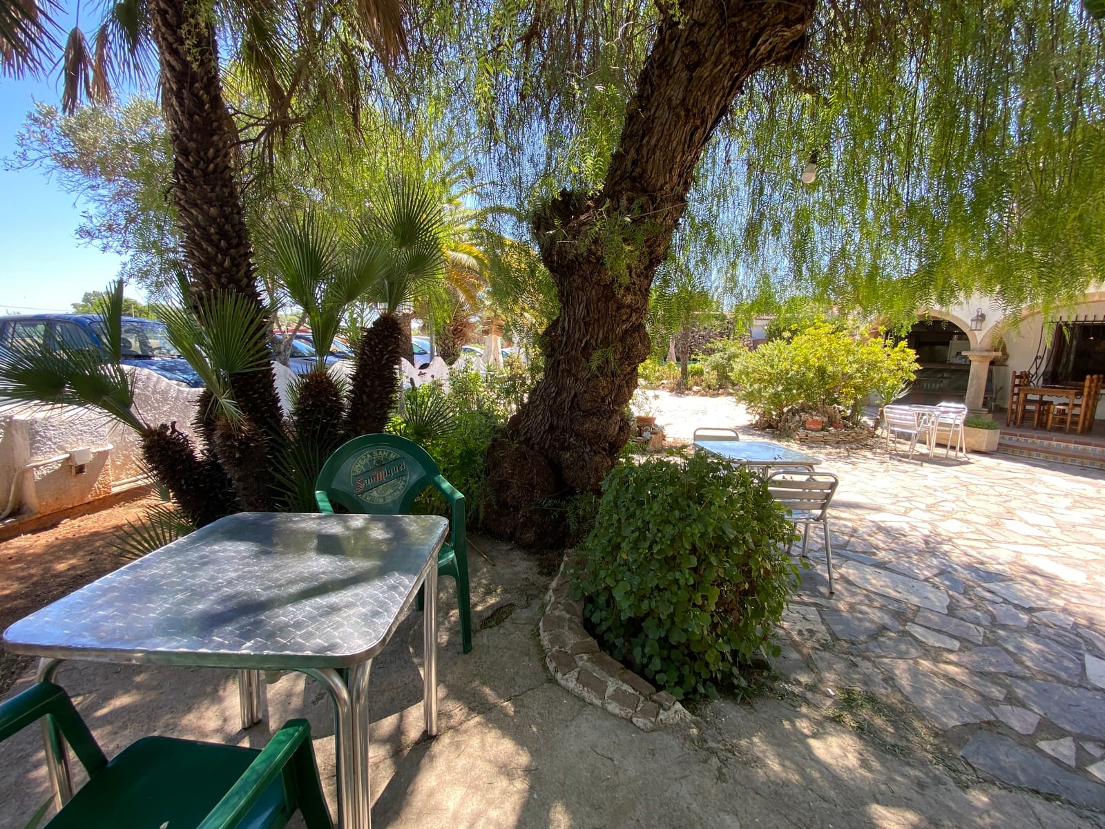 Restaurante con piscina, gran parcela en excelente ubicación, vivienda, garaje y más.