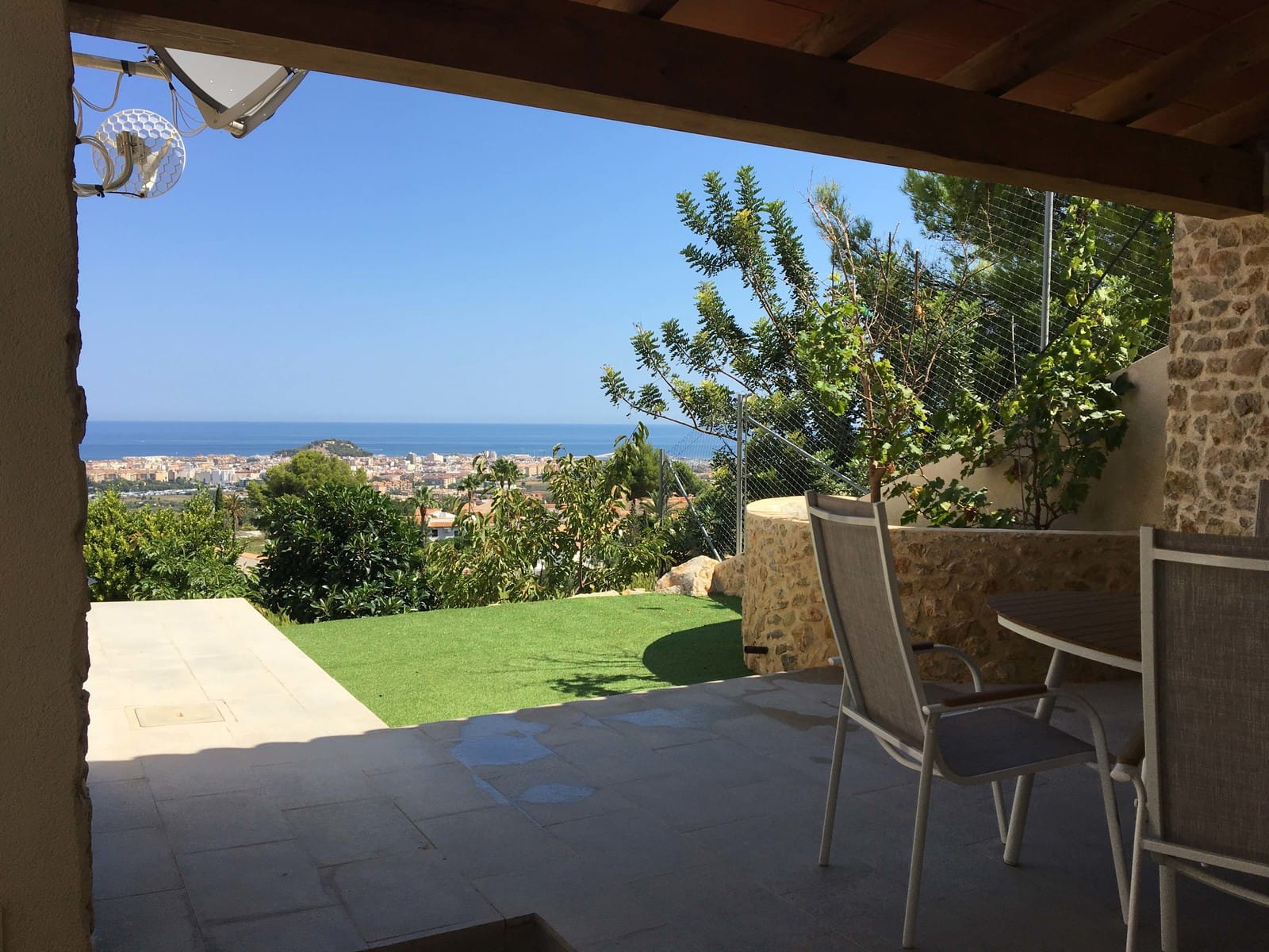 Chalet moderno combinado con estilo rústico en Denia con vistas al mar espectaculares