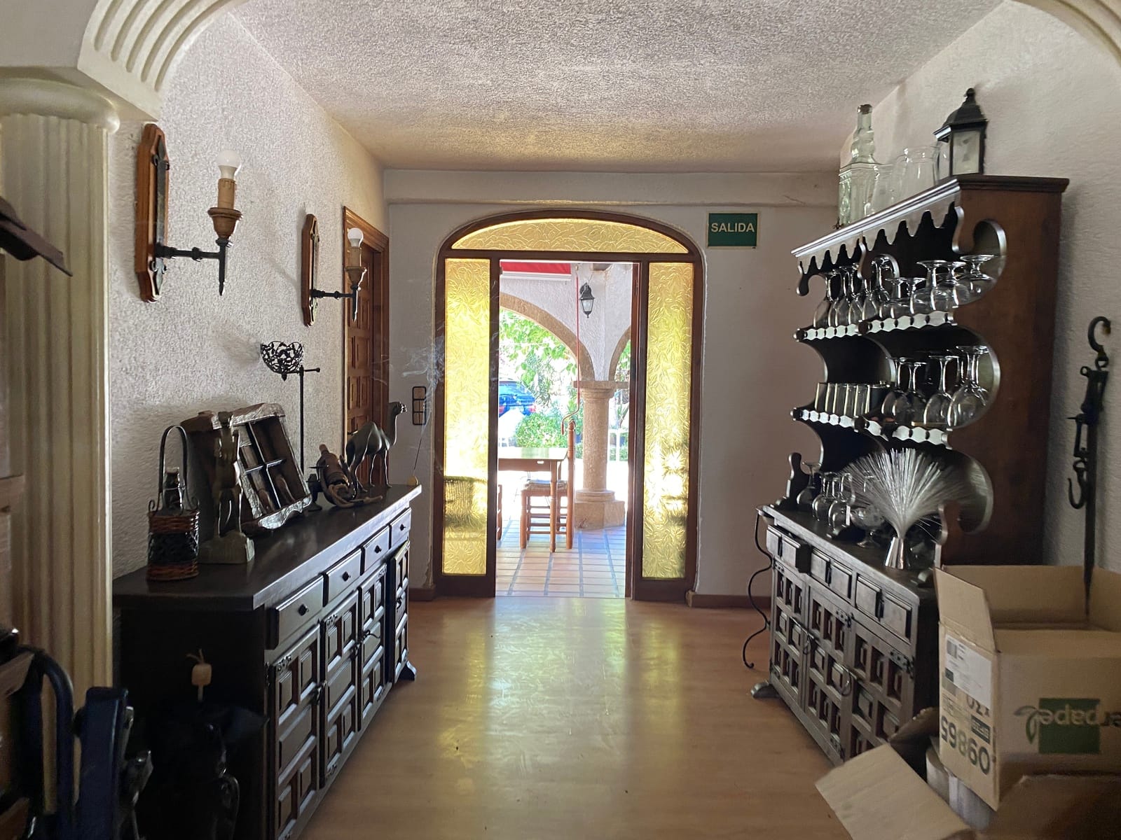 Restaurante con piscina, gran parcela en excelente ubicación, vivienda, garaje y más.